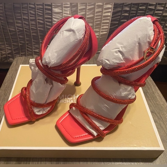 NEW- MICHAEL MICHAEL KORS
Imani Embellished Scuba Faux Leather Sandal. Size 8.5. - Picture 4 of 6